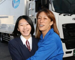 母娘でNo.1運送ドライバーの夢　女性比率2％台の“トラガール”