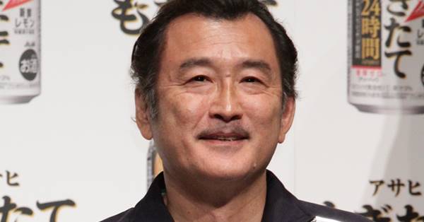 吉田鋼太郎　年下妻＆1歳娘との散歩にデレデレ！目撃した63歳パパの育児奮闘現場