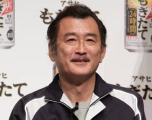 吉田鋼太郎　年下妻＆1歳娘との散歩にデレデレ！目撃した63歳パパの育児奮闘現場