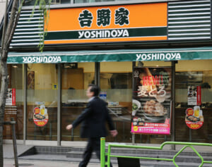 解任の吉野家元常務「男に高い飯奢ってもらったら食べない」発言にも牛丼ファンが激怒！