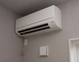 風向は「水平」か「下方向」どちらがお得？エアコンの電気代クイズ