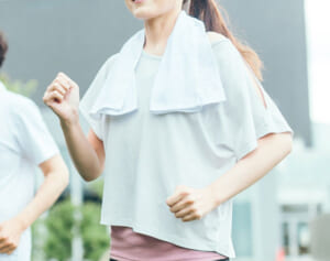 「フリフリ体操」で歩ける老後に！　ペットボトルで体幹トレ