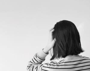 くさ〜い夏の頭皮臭を防ぐ方法 髪を結ぶと蒸れてにおいの原因に…