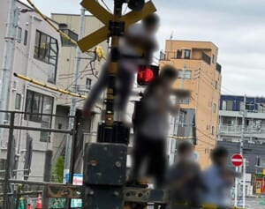 「運転手が電車を止め、怒鳴っていた」目撃者語る遮断機よじ登り“撮り鉄”の騒然現場