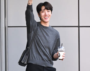 BTS 2年ぶり音楽番組収録で“モノトーン主役”のコーデSNAP