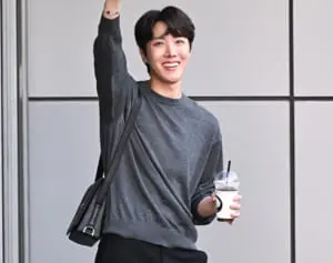 BTS 2年ぶり音楽番組収録で“モノトーン主役”のコーデSNAP