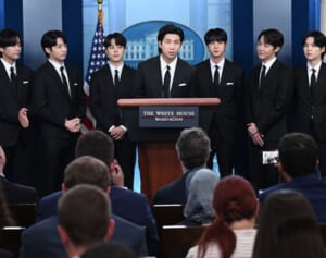 BTS　ストーカーまがいの悪質ファンに“兵役免除”論争…メンバー苦しめた大ブレイクの代償