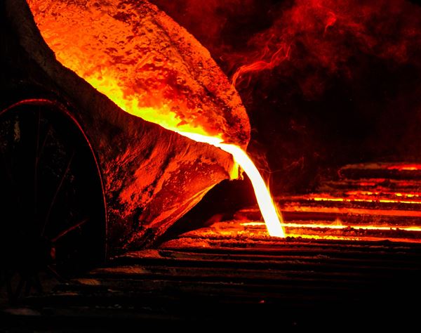 キャタピラー社の鋳物工場で溶鉱炉に作業員が落下して即死