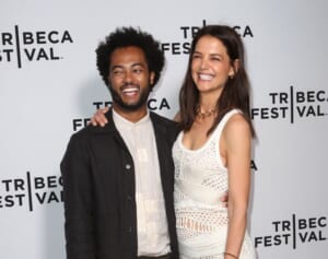 トム・クルーズの元妻が10歳年下恋人とレッドカーペットで親密さをアピール