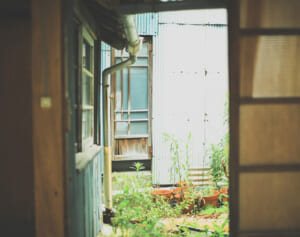 不動産が未登記の場合は罰金も…売れない実家の処分方法は？