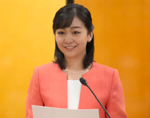 佳子さま 自分らしさ光るピンク×リボンのガーリーコーデ