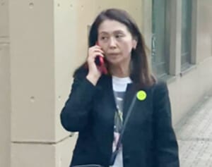 小泉今日子 加熱式たばこ片手にご機嫌…目撃した激務合間の“路上喫煙”姿
