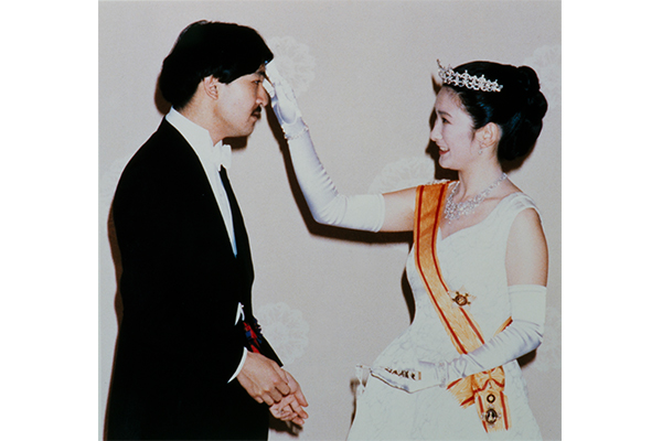 ドレス姿もいろいろ…皇族13人ご結婚の本誌秘蔵写真集