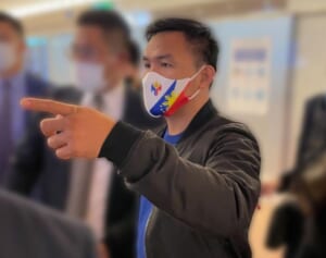 パッキャオ　スタッフの制止を振り切って…深夜でも笑顔な神サイン対応現場を目撃