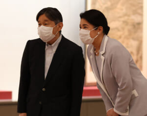 雅子さまを悩ます完治せぬ腰の痛み…美智子さまも経験した“皇后の職業病”