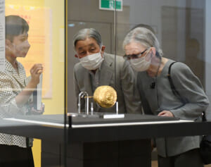 美智子さま 上皇さまと“30分手つなぎ”で琉球展覧会デート