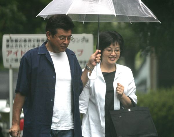 松田翔太は手つなぎ、山口百恵さんは友和と相合い傘…有名人の雨の日デート現場