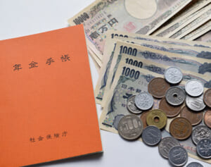 コロナ禍の収入減で“申請したら”もらえるお金　年金保険料の免除も！