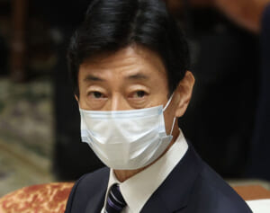 西村康稔元コロナ大臣　本人の許可なし？各国の女性撮影した“美人図鑑”が物議…その後しれっと削除