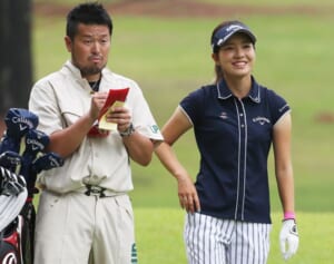 女子ゴルフ選手の頭ナデナデ、口ゲンカ…逆ギレ男性キャディが7年前に起こしていた“前科”