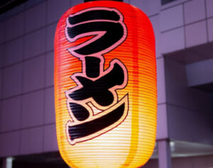 使用済みおむつ置いていく親も…“子連れお断り”のラーメン店主が怒りの告白「保護者に問題がある」