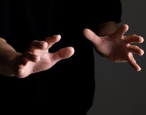 性暴力を引き起こす映像業界の劣悪な労働環境「撮影所で寝ているところを狙われる」