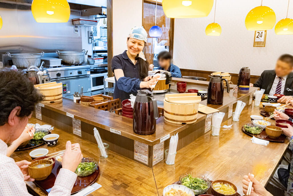 50分のお手伝いで1食無料の大人気食堂！食品ロス0で黒字の秘訣