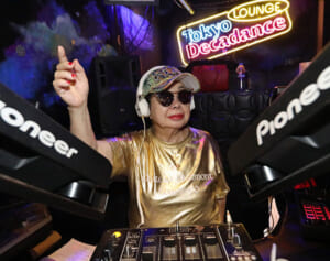 87歳DJのSumiRockこと純子さん　昼は大人気餃子店、夜は歌舞伎町で客を沸かせる