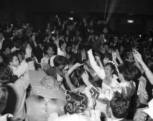 ディスコの“お立ち台”から男性を見下ろし抑圧を発散！