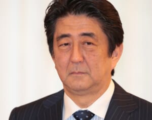 安倍元首相の銃撃事件に海外でも悲鳴「銃に厳しい日本でなぜ？」
