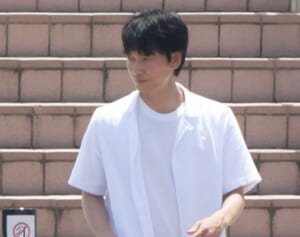 綾野剛　共演者に節酒宣言！『オールドルーキー』現場で見せた慎ましい座長姿