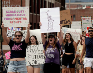 レイプで妊娠した10歳少女が他州に赴き中絶