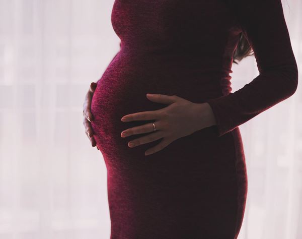 “2人以上が乗る車専用”区間を走行した妊婦が違反切符を…裁判で争う姿勢に全米が注目