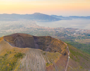 アメリカ人観光客が自撮りでヴェスヴィオ火山の火口に落下