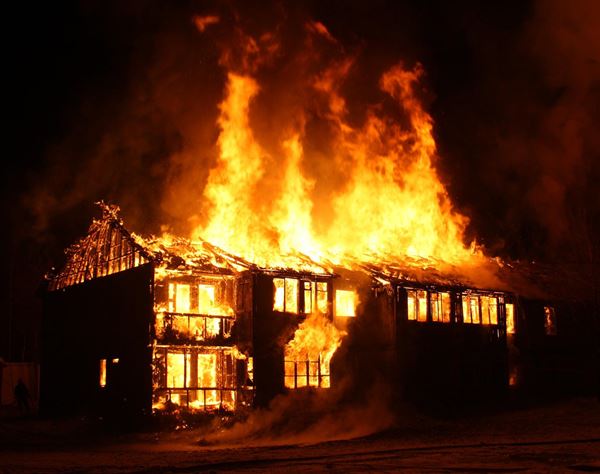 ピザ配達員が燃えさかる家から子ども5人を救出…両親はデートで不在だった
