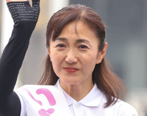 生稲晃子 移動は運転手付き高級車…早くもセンセイ待遇で「期待できない議員」の評価挽回できるか