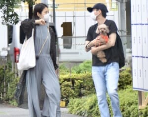 有吉弘行は妻・夏目と仲良く、渡部建は一人でフンを処理…本誌が見た有名人の愛犬お散歩姿