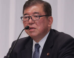 石破茂氏　波紋呼ぶ安倍元首相通夜での“マスク受け渡し”に謝罪「平常心でなく車に置き忘れた」