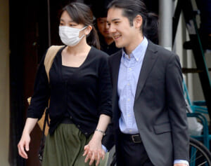 眞子さん 小室圭さん試験まで約1ヵ月前“ラブラブ手つなぎ”撮