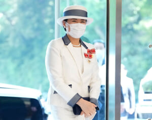 雅子さまファッション「プリントや柄からシンプル＋αに変化」