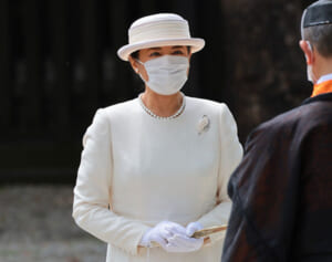 雅子さま 30度超え真夏日にオフホワイトのロングドレスで明治神宮ご参拝