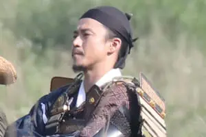小栗旬 路上でバックハグ、ベビーカー押し！目撃した“結婚11年”山田優