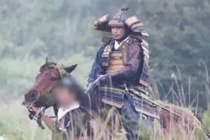 小栗旬 路上でバックハグ、ベビーカー押し！目撃した“結婚11年”山田優