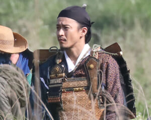 小栗旬“息子”坂口健太郎はカフェラテ休憩…目撃した『鎌倉殿』猛暑下の地獄ロケ奮闘
