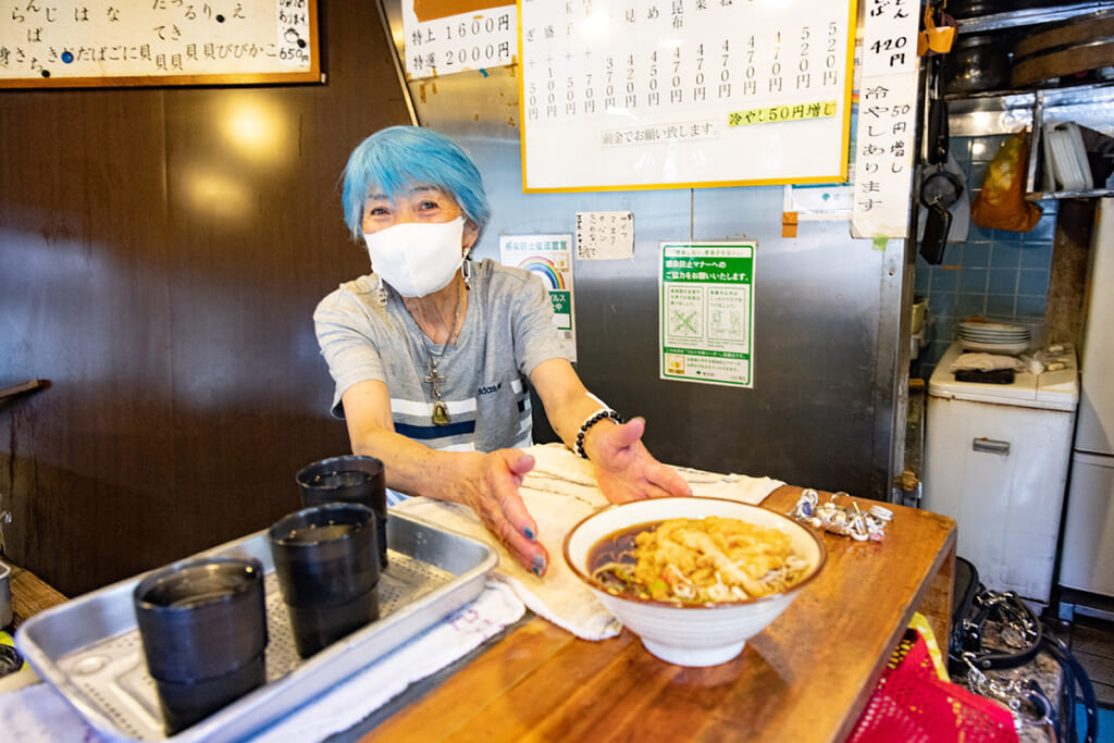 3代渡って通うお客さんも 名物立ち食いそば女性店主が見てきた人生模様
