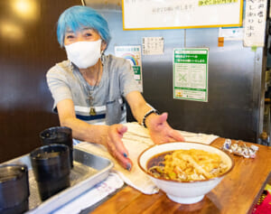 3代渡って通うお客さんも　名物立ち食いそば女性店主が見てきた人生模様