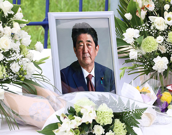 安倍元首相への「デジタル献花」が6万人超えの大盛況！深まる国葬賛成派と反対派の溝