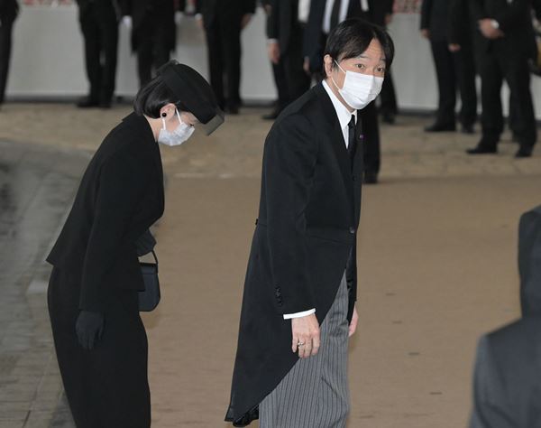 秋篠宮ご夫妻　反対多数の「安倍元首相国葬」参列が有力視…専門家は「批判の矛先が向かう」と憂慮