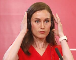 フィンランドの女性首相 踊り狂うパーティビデオが流出し薬物検査求める声も