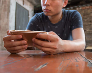 末期がんの父親の治療費を携帯ゲームに課金した12歳少年が孤児院へ